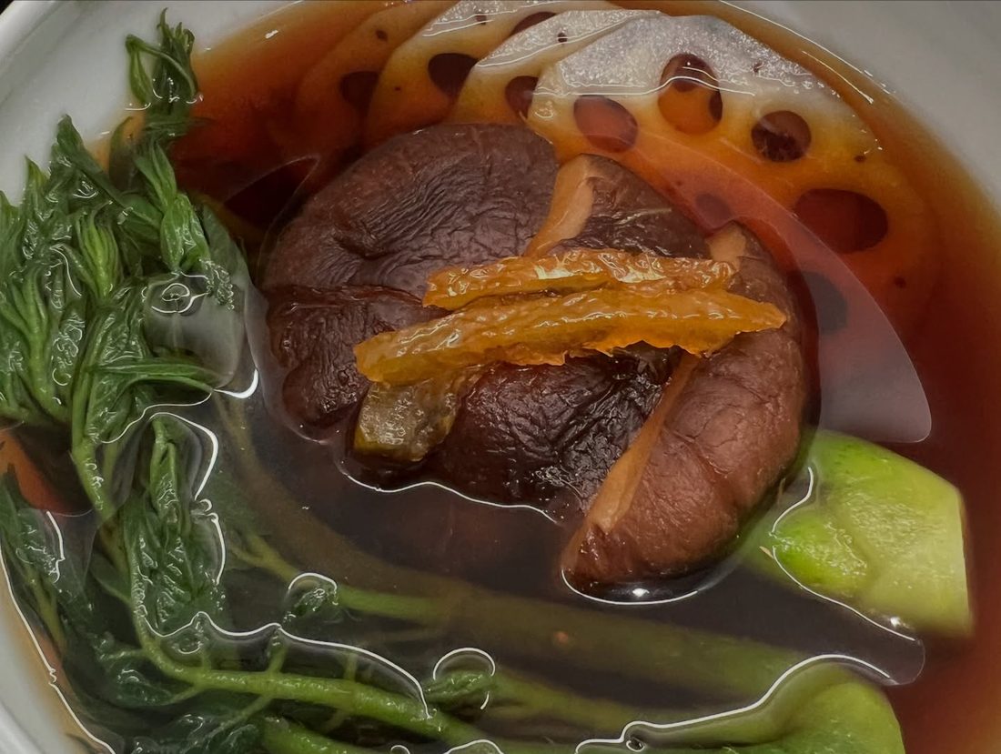 간장물에 담긴 연근, 표고, 두릅 장아찌
