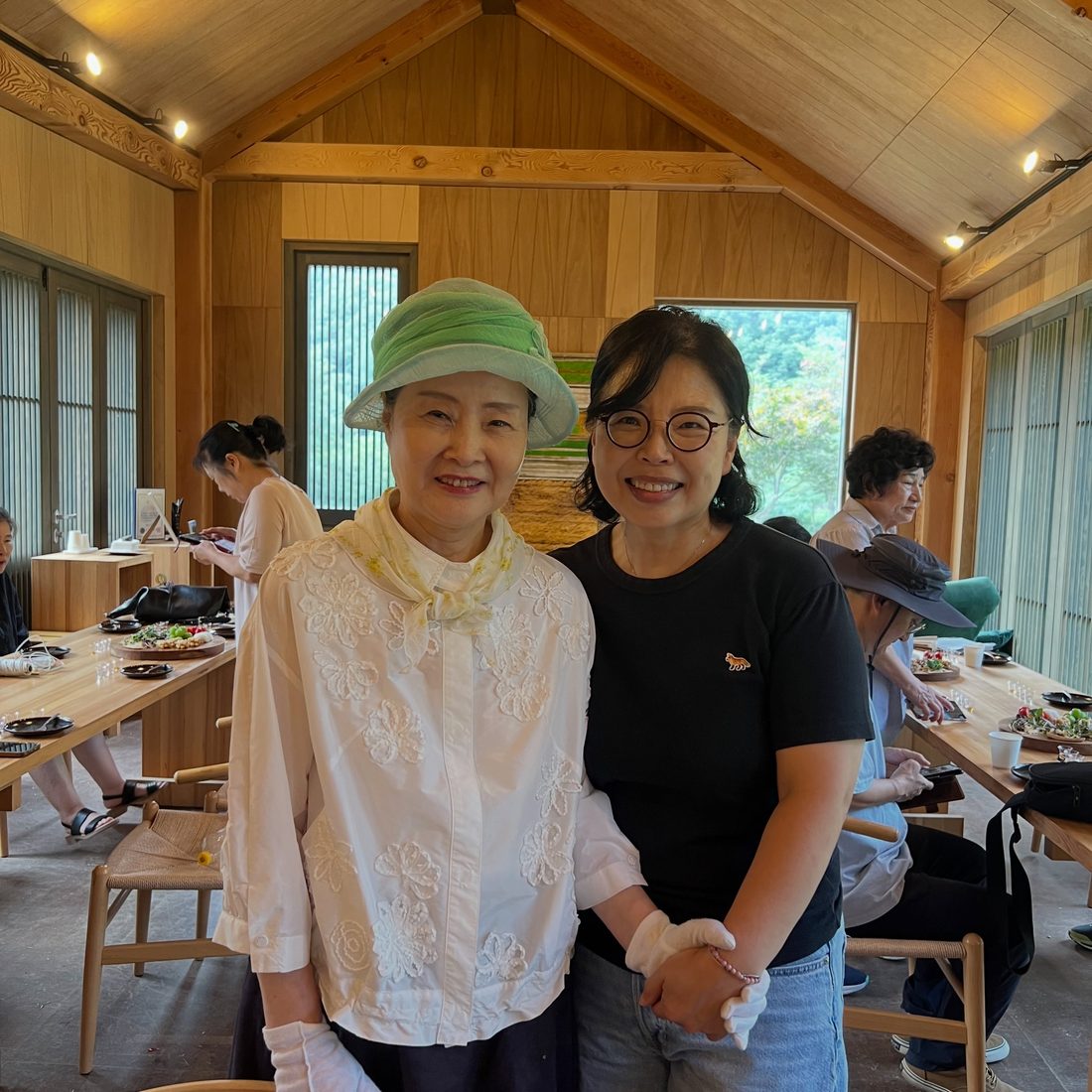 안동 맹개마을에서 윤숙자 교수와 나란히 선 오경순